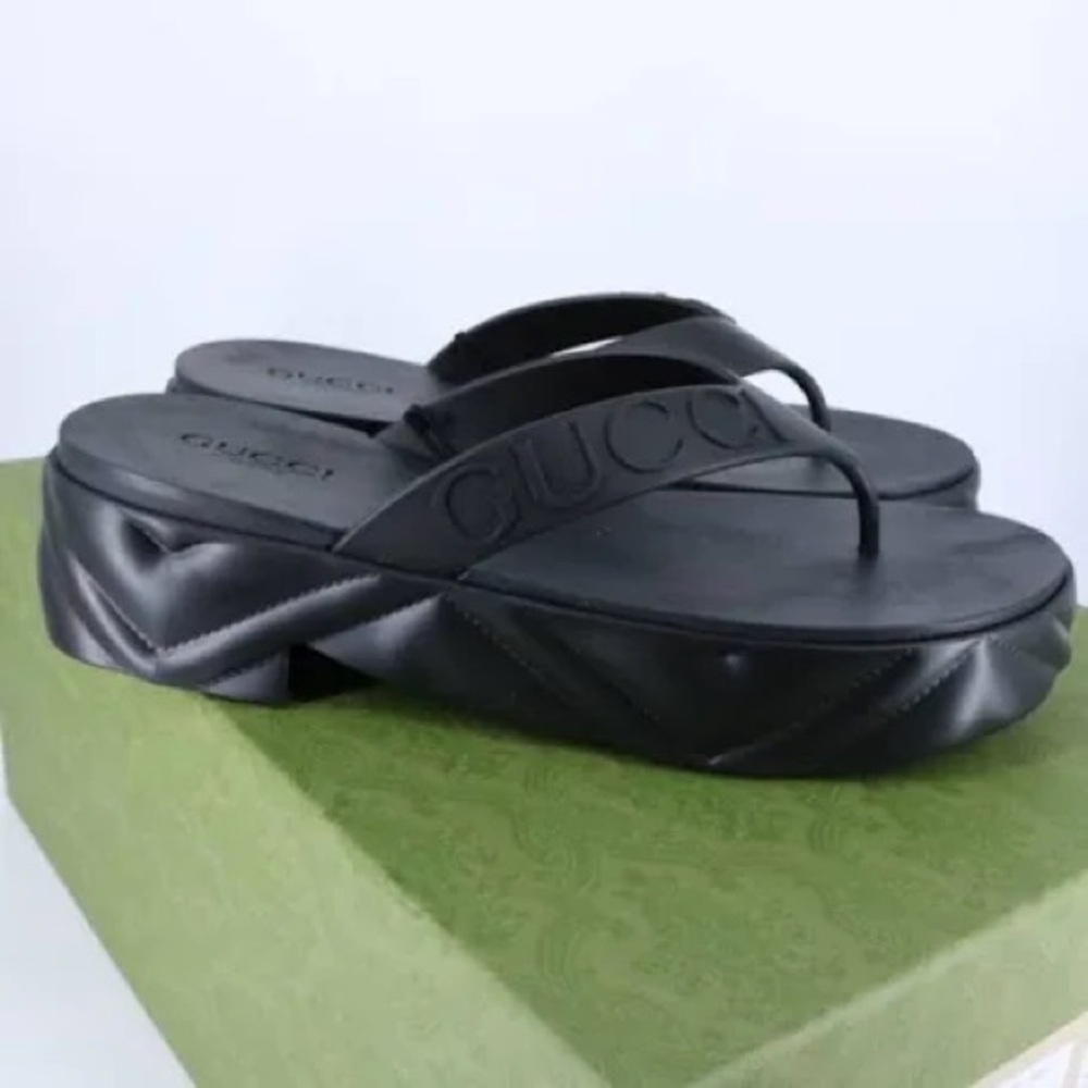Gucci Tarifa Embossed Logo Black Platform Thong Rubber Sandals 37 BNIB ITALY